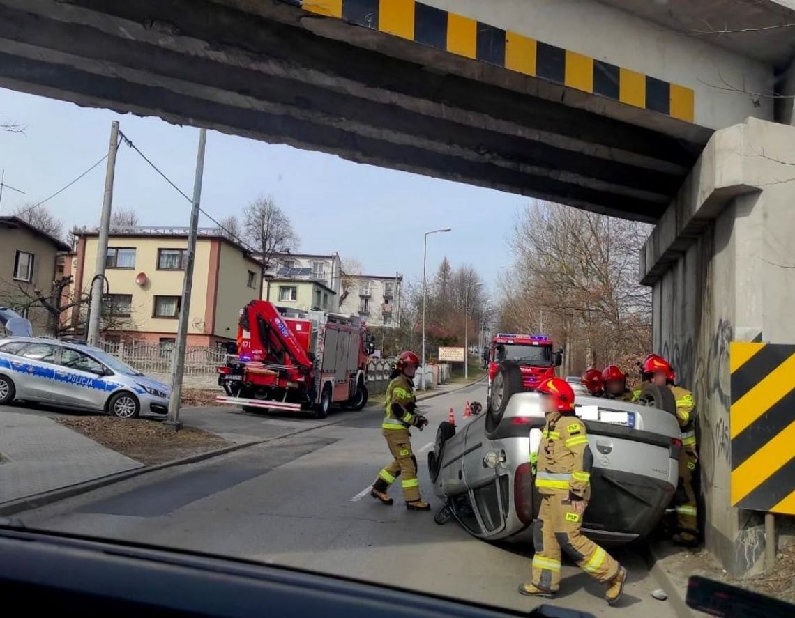 Spanikował na widok policjanta z suszarką. Chciał zahamować, skończył na dachu