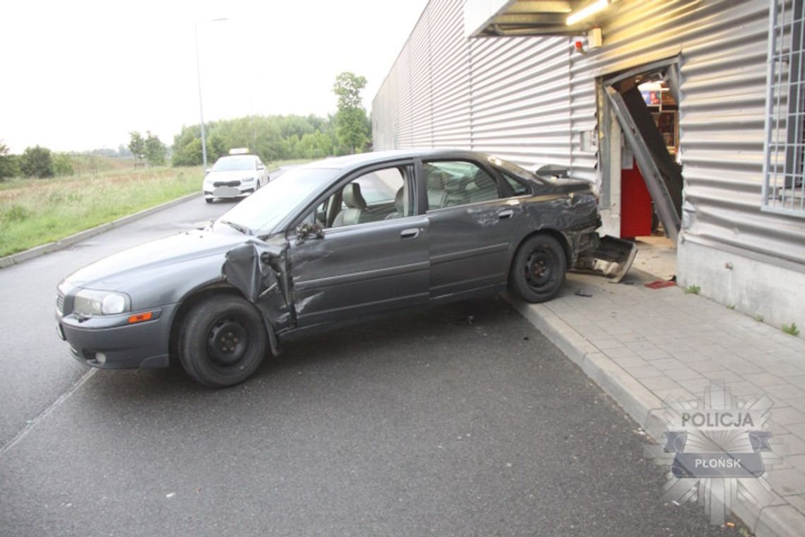 Spektakularna kradzież na Mazowszu. Rumuni staranowali autem drzwi marketu i splądrowali sklep