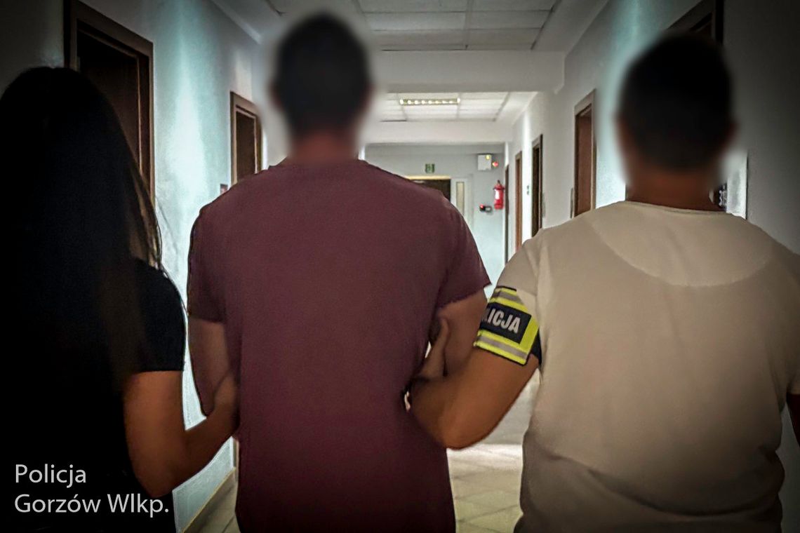 Spod busa wystawały tylko nogi. Złodziej katalizatora zatrzymany na gorącym uczynku