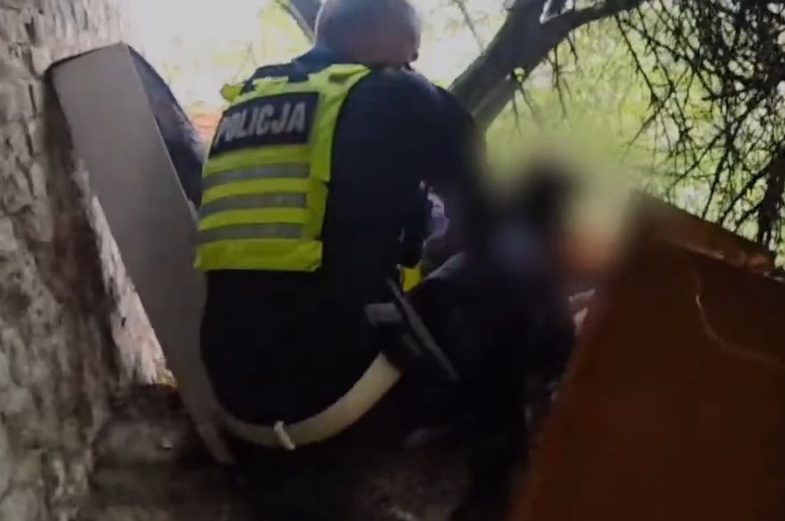 Spowodował kolizję i uciekł pieszo. Przebrał się i ukrył z koleżanką w zaroślach Spowodował kolizję i uciekł pieszo. Przebrał się i ukrył z koleżanką w zaroślach
