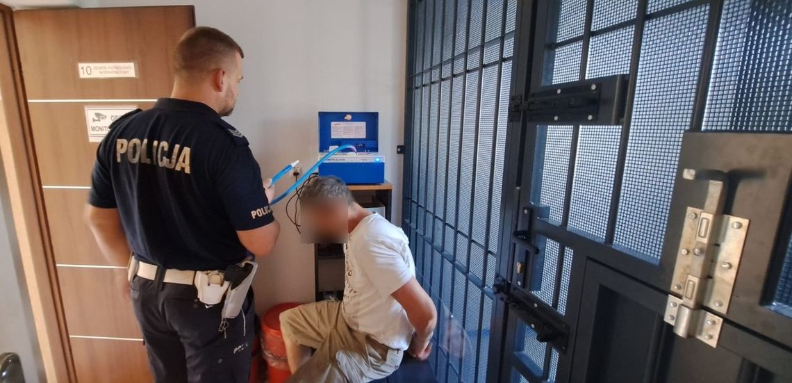 Spowodował kolizję i zbiegł z miejsca. Był tak pijany, że po chwili pomylił kierunki i wrócił, trafiając na policjantów