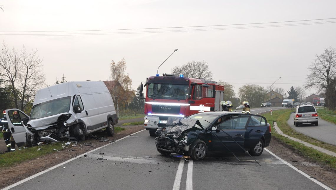 Sprawca czołowego zderzenia ma podwójne kłopoty. Ratownik znalazł przy nim narkotyki