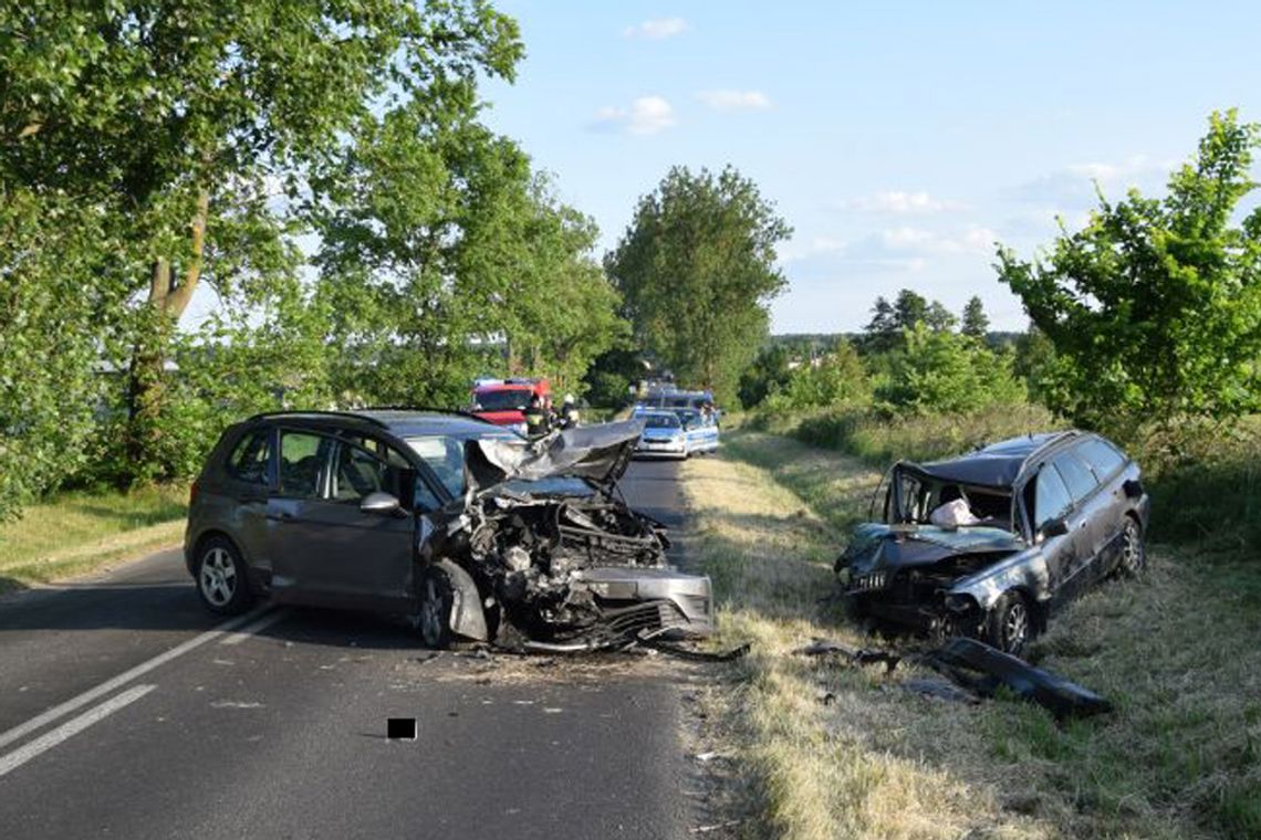 Sprawca czołowego zderzenia wyszedł ze zmiażdżonego auta i uciekł. Zostawił w nim narkotyki, potem sam przyszedł na policję