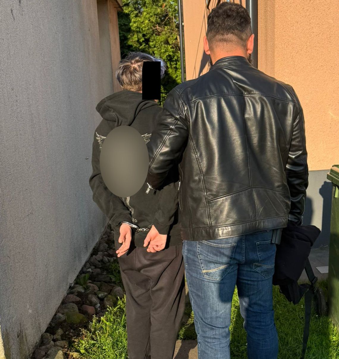 Spryskali przechodnia gazem i zmusili do podania haseł bankowych. Sprawcami 18-latek i 22-latka