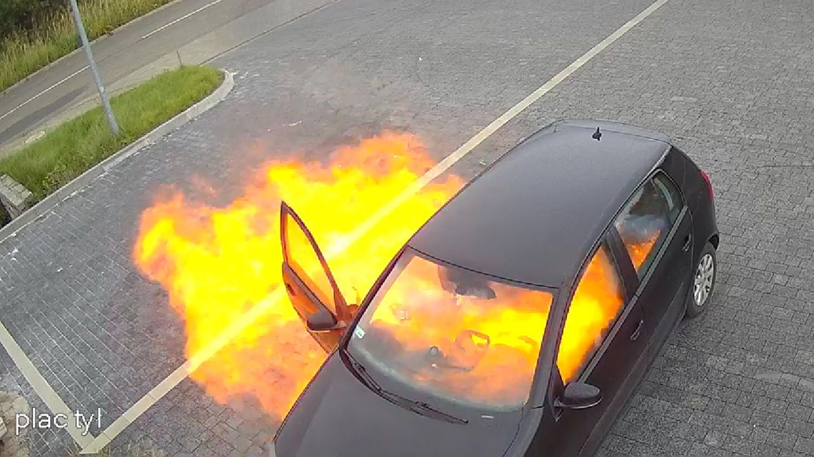 Sprzątał samochód na myjni, nagle doszło do wybuchu. Poparzony mężczyzna trafił do szpitala. WIDEO