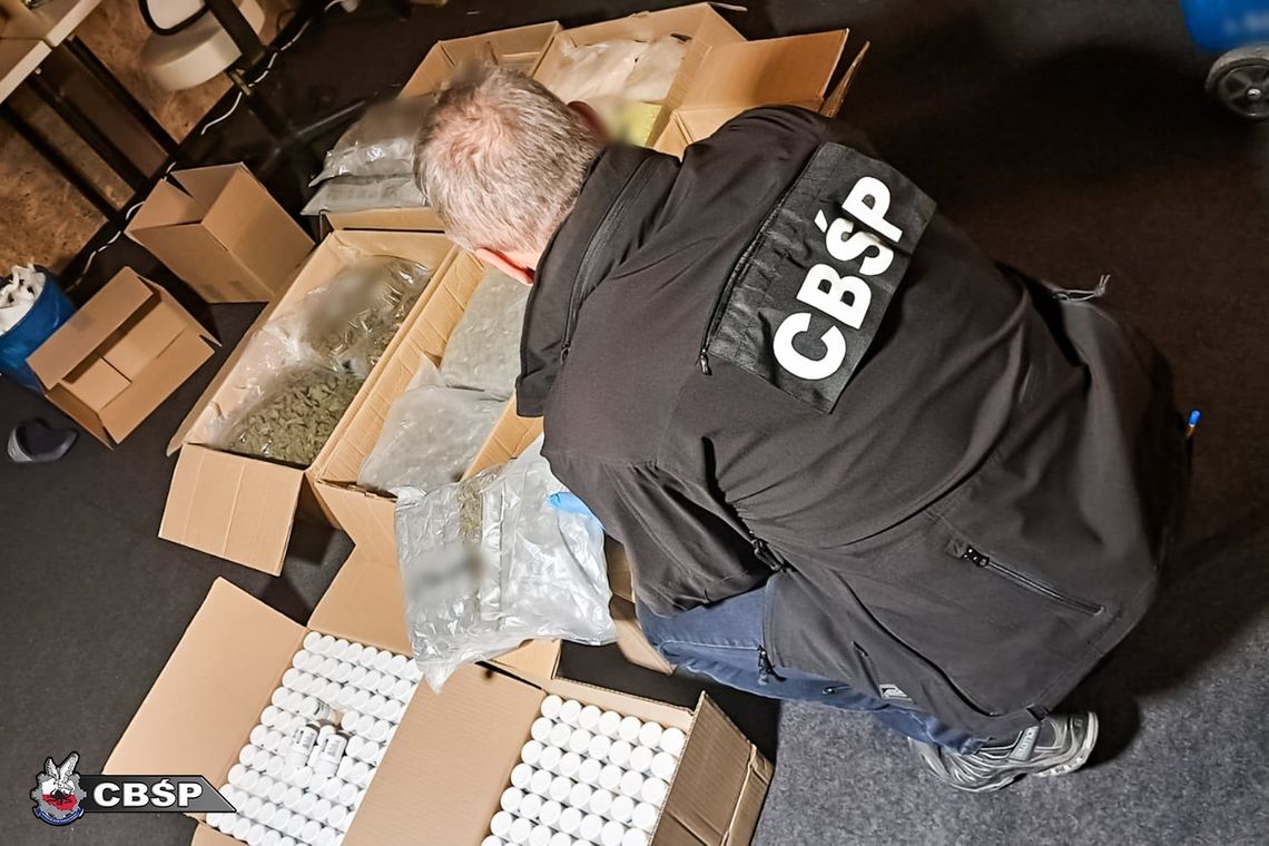 Sprzedali 250 kg narkotyków wysyłając je przez firmy kurierskie. CBŚP rozbiło zorganizowany gang