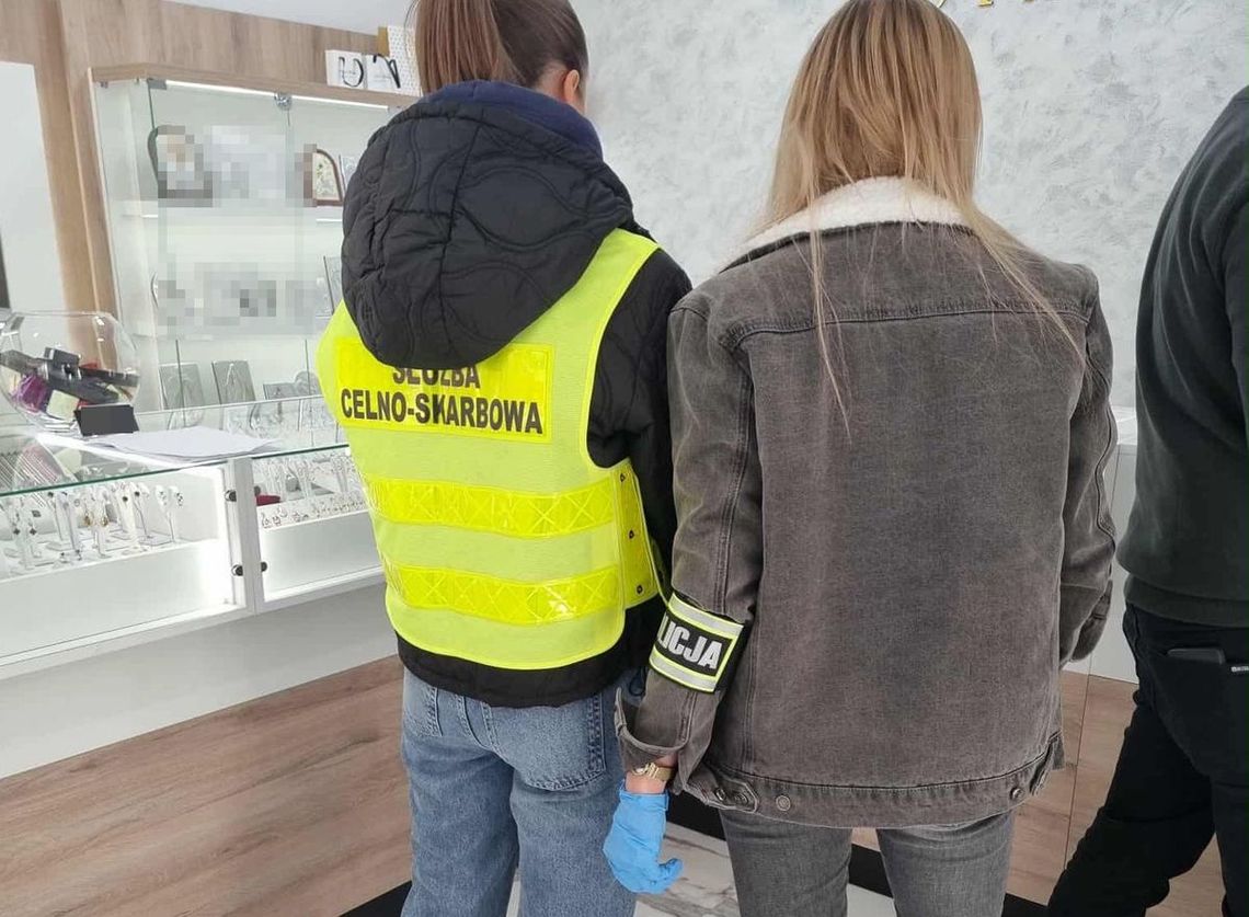Sprzedawali podróbki markowej biżuterii jako oryginały. Nalot policji i celników na jubilera