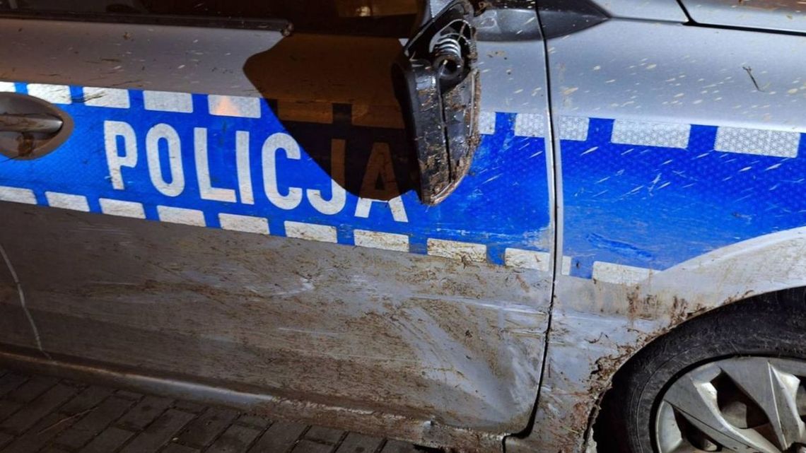 Spychał radiowóz z drogi i go uszkodził. Porzucił auto i uciekł do lasu, wpadł kilka godzin później Spychał radiowóz z drogi i go uszkodził. Porzucił auto i uciekł do lasu, wpadł kilka godzin później