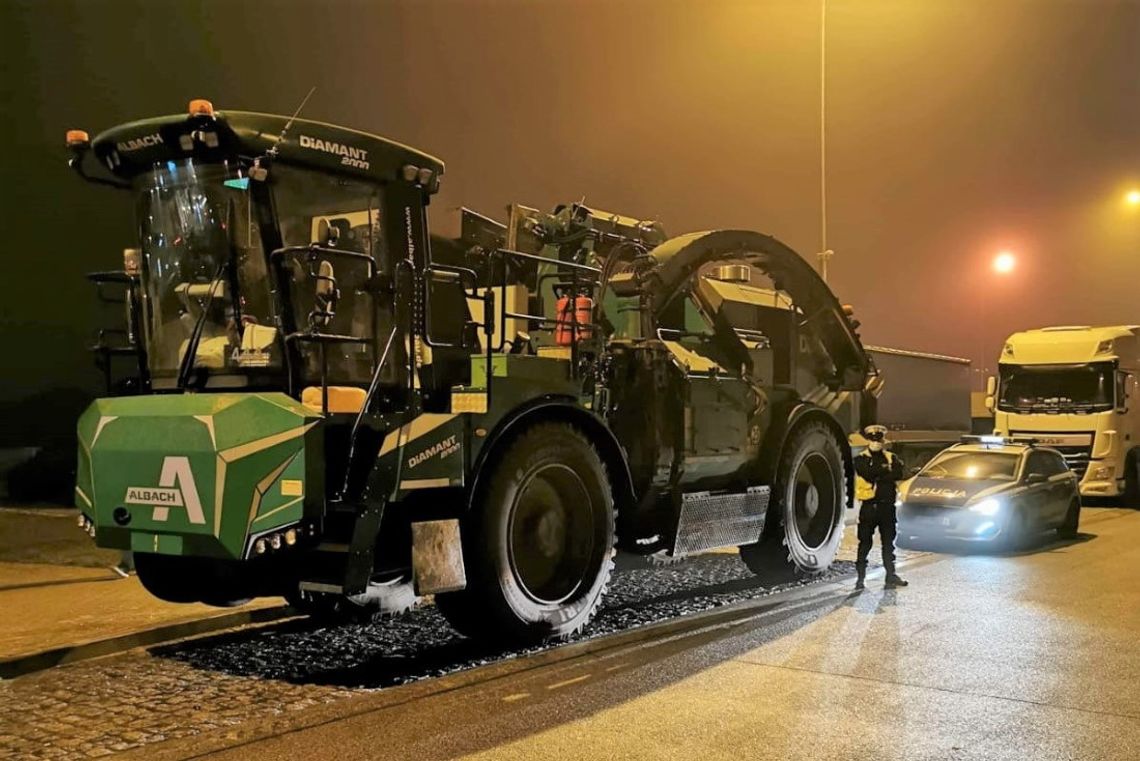 "Stalowy drwal" zatrzymany na autostradzie. Pojazd nie powinien się na niej znaleźć