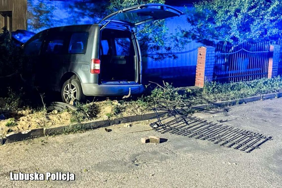 Staranował ogrodzenie i wjechał ludziom w dom. Metalowe pręty wbiły się w ścianę. Kierowca był pijany Staranował ogrodzenie i wjechał ludziom w dom. Metalowe pręty wbiły się w ścianę. Kierowca był pijany