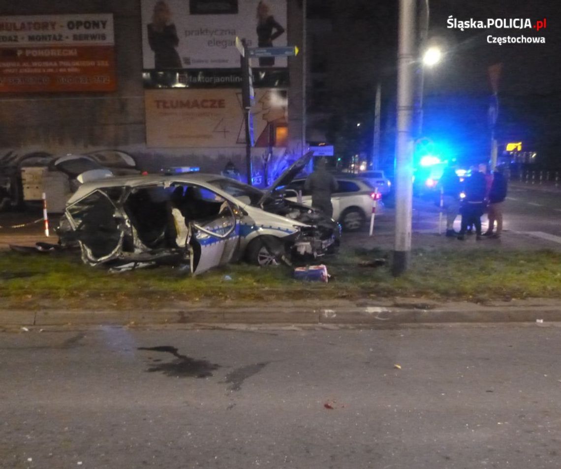 Staranował radiowóz na skrzyżowaniu. Dwójka policjantów trafiła do szpitala [ZDJĘCIA]