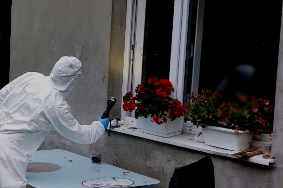 Starsze małżeństwo brutalnie zamordowane w mieszkaniu. Do sprawy zatrzymano ich 28-letniego syna