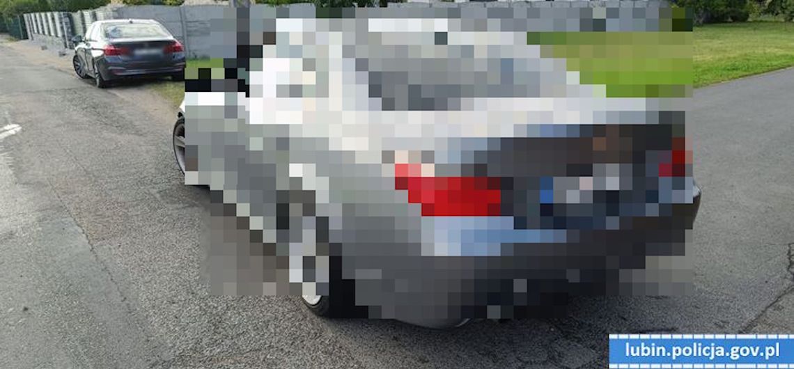 Starszy pan pił alkohol w czasie jazdy. Dla zmylenia policjantów przelewał go do bidonu