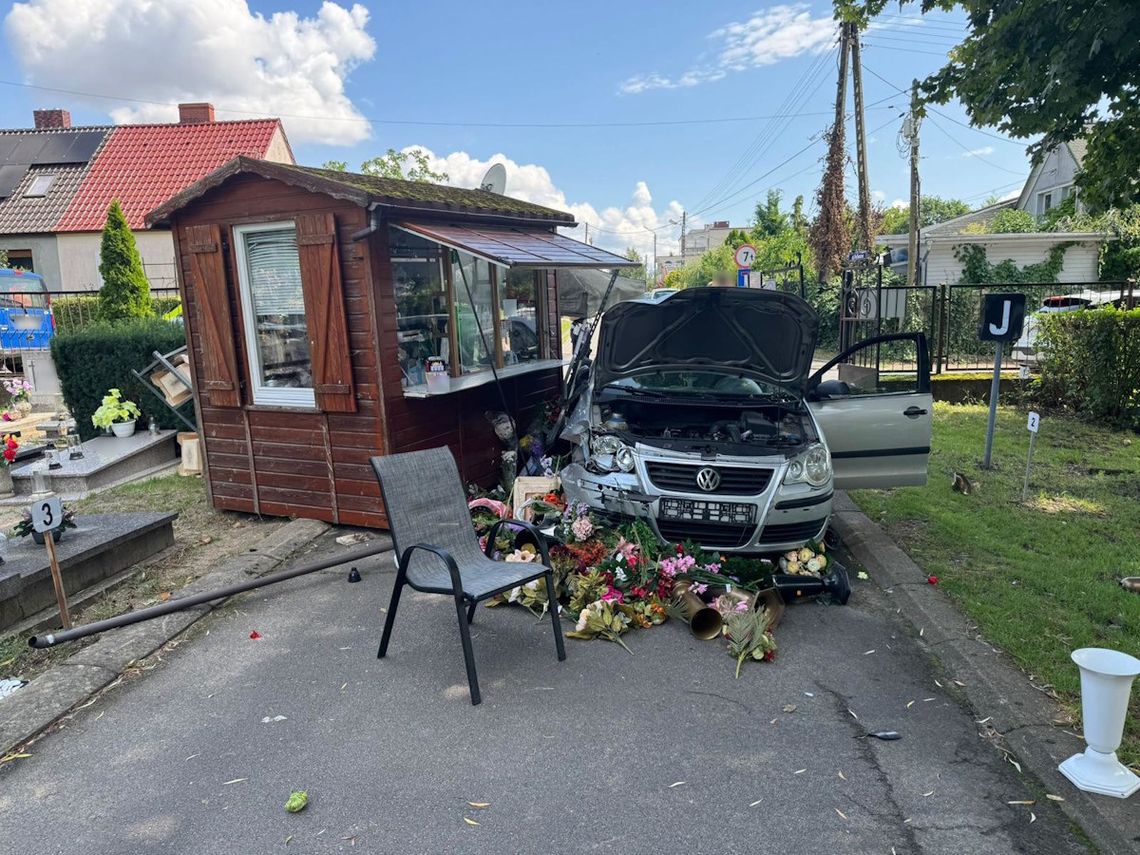 Starszy pan pomylił gaz z hamulcem i wjechał w kiosk przy cmentarzu. Policjanci ukarali go mandatem Starszy pan pomylił gaz z hamulcem i wjechał w kiosk przy cmentarzu. Policjanci ukarali go mandatem