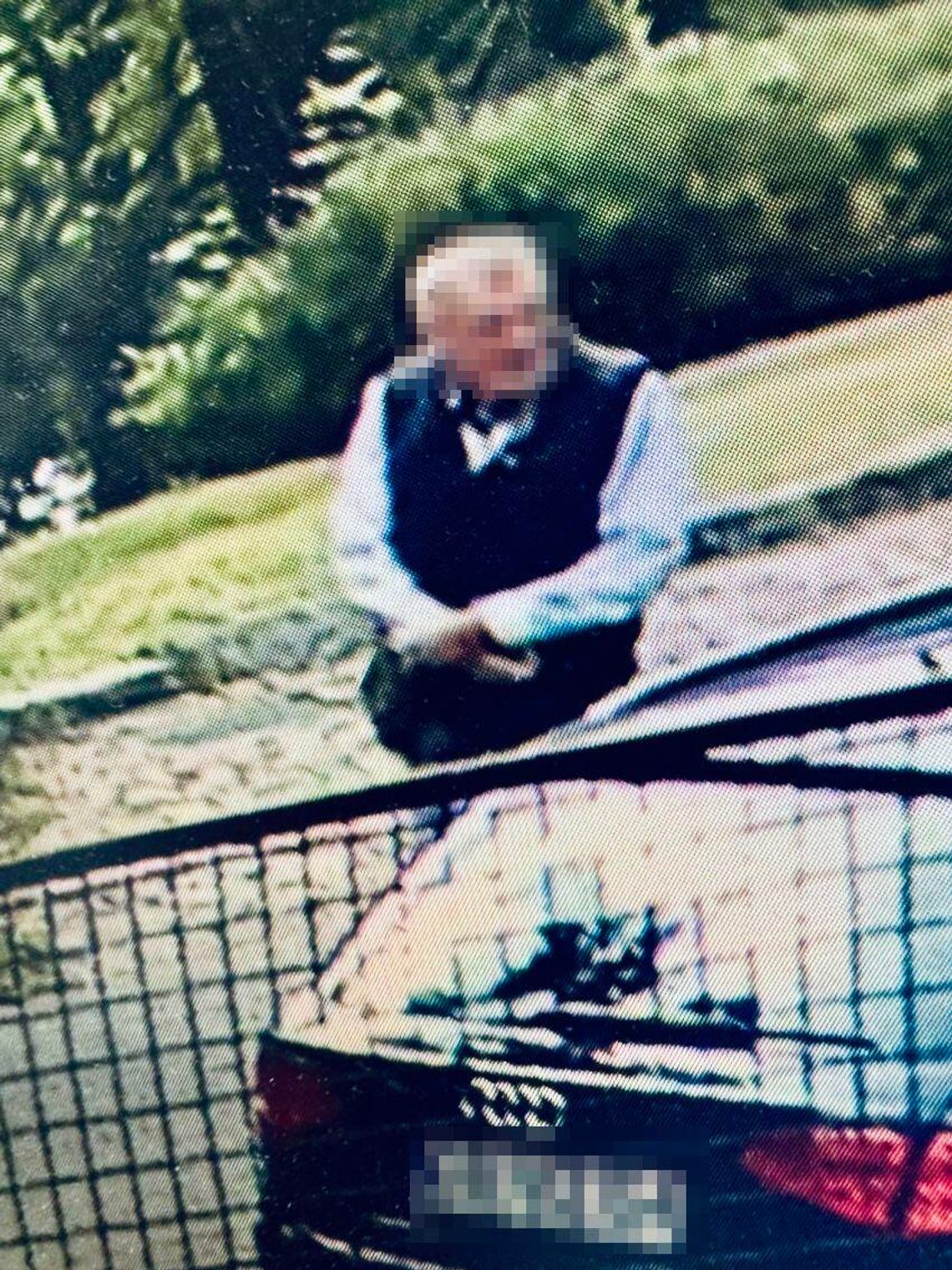 Starszy pan włamał się do auta i ukradł plecak. Gdy zobaczył, co jest w środku, wszystko wyrzucił