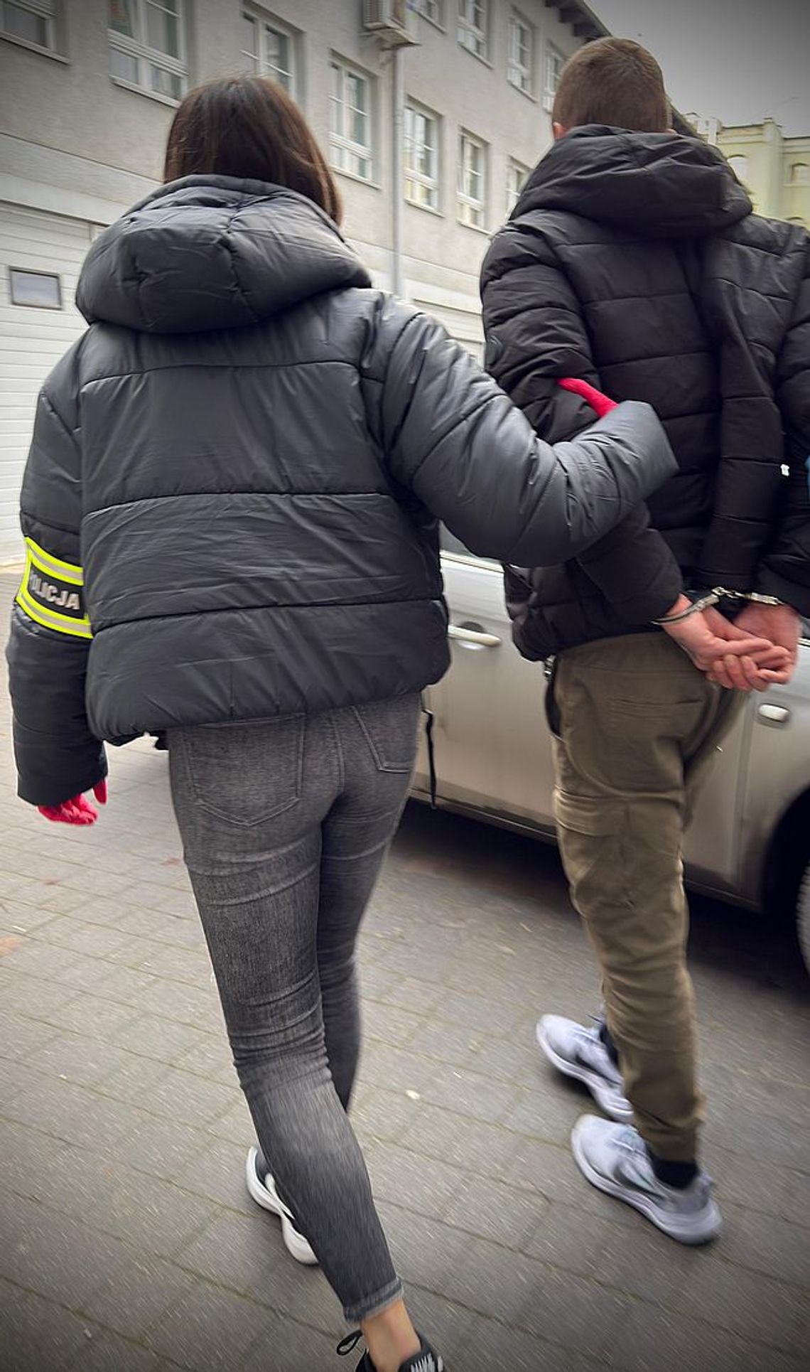 Staruszek napadnięty przez mężczyznę i kobietę. Przewrócili go na ziemię, a potem okradli