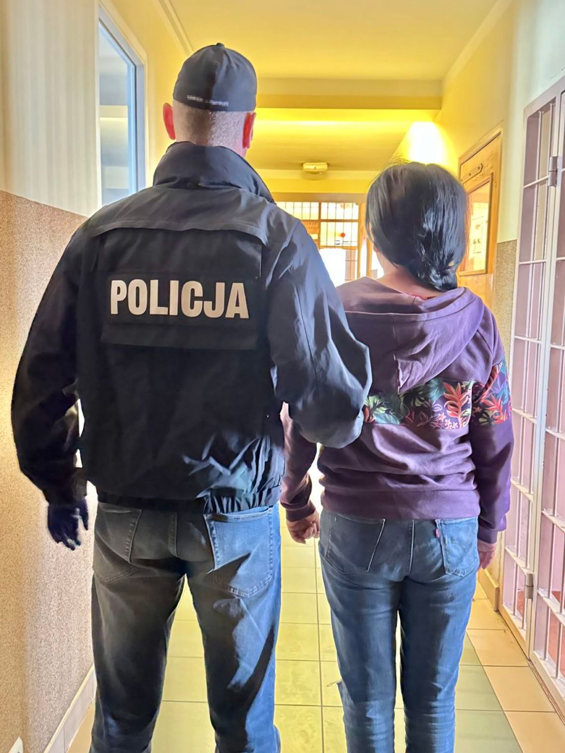 Staruszka zostawiła portfel na ławce. Kobieta, która go znalazła, zabrała kartę, a dokumenty spaliła w piecu