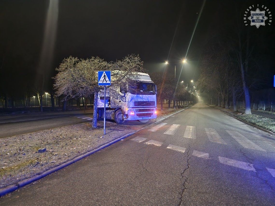 Stojący w poprzek jezdni tir zablokował ulicę. Kierowca po amfetaminie był ledwie przytomny [FOTO]