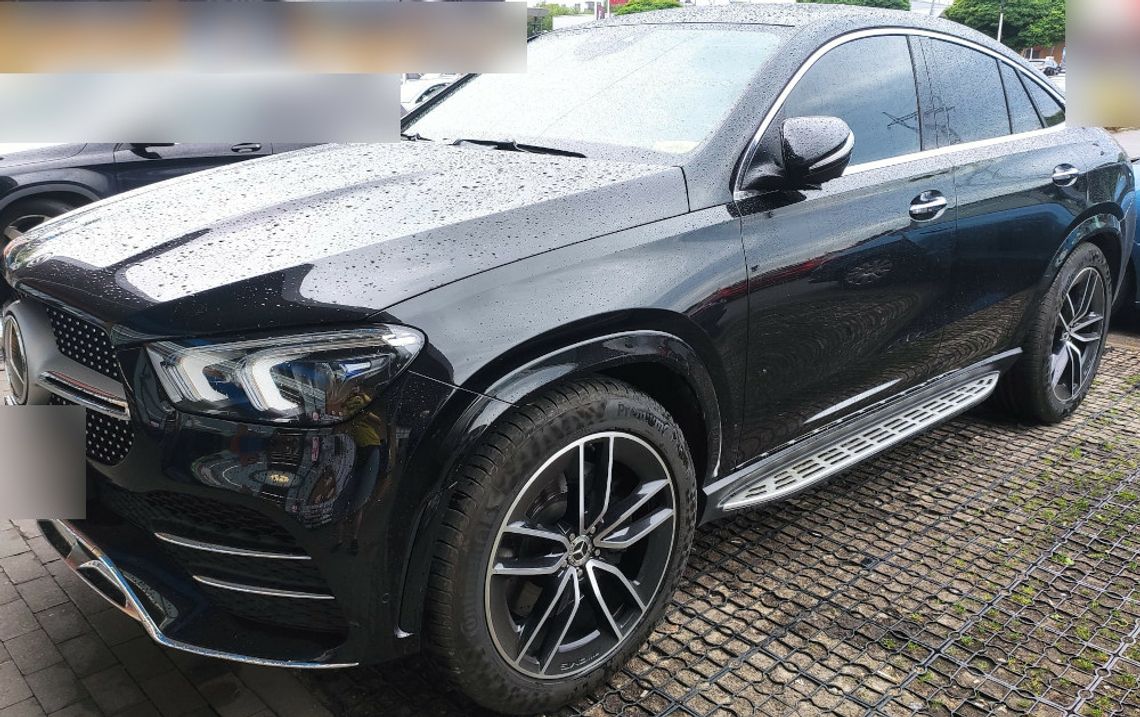 Stołeczni policjanci odzyskali mercedesa wartego 400 tysięcy złotych. Auto stało na parkingu pod galerią