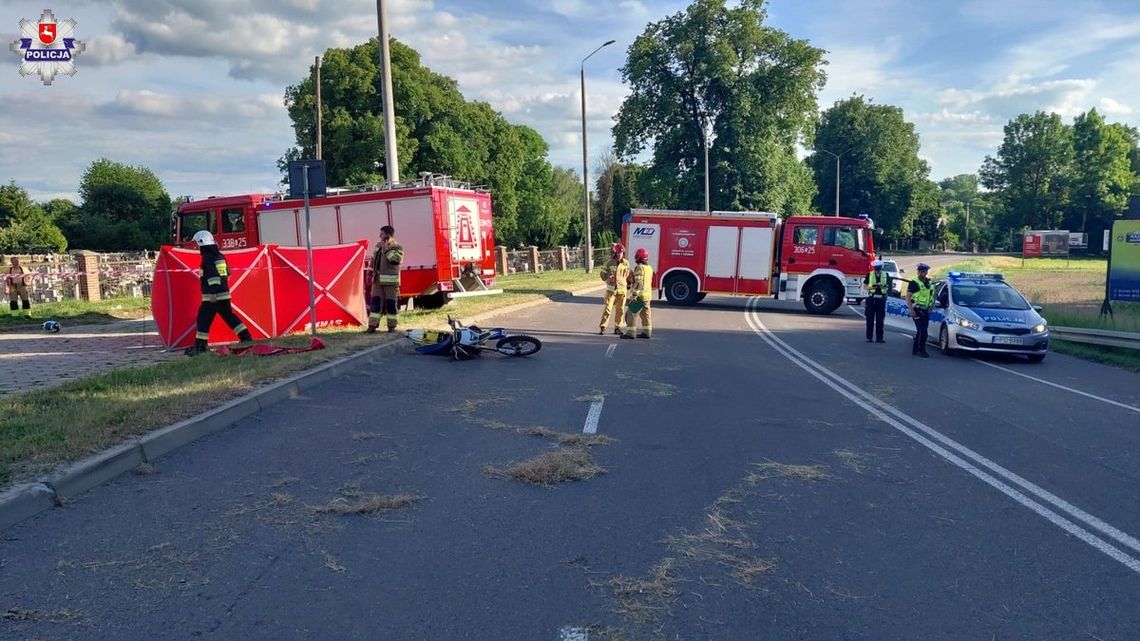 Stracił kontrolę nad crossem na łuku drogi. Reanimacja motocyklisty zakończona niepowodzeniem