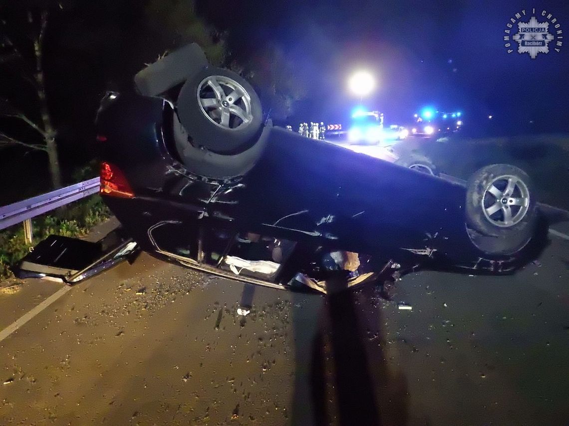 Stracił panowanie nad autem i dachował. W BMW pięć młodych osób - wszyscy trafili do szpitala