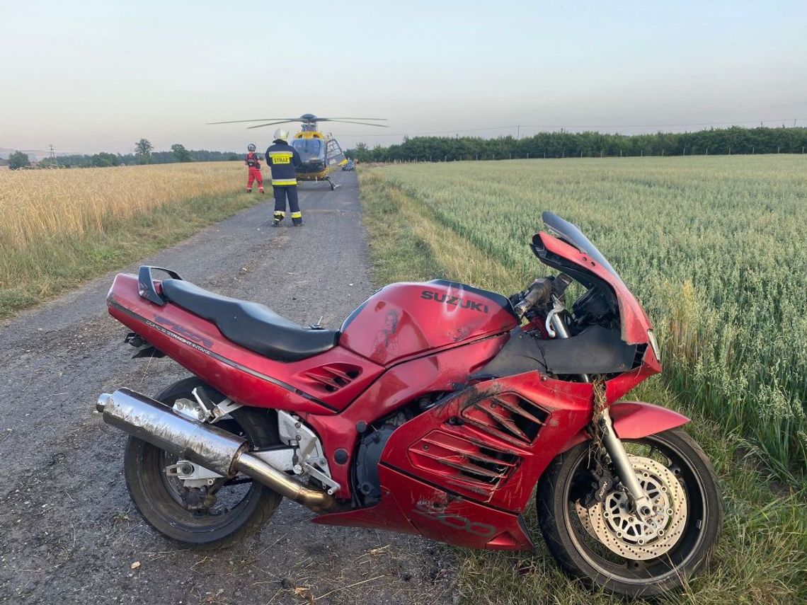 Stracił panowanie nad motocyklem i kilkukrotnie koziołkował. Jechał bez prawka, kasku, a do tego był poszukiwany