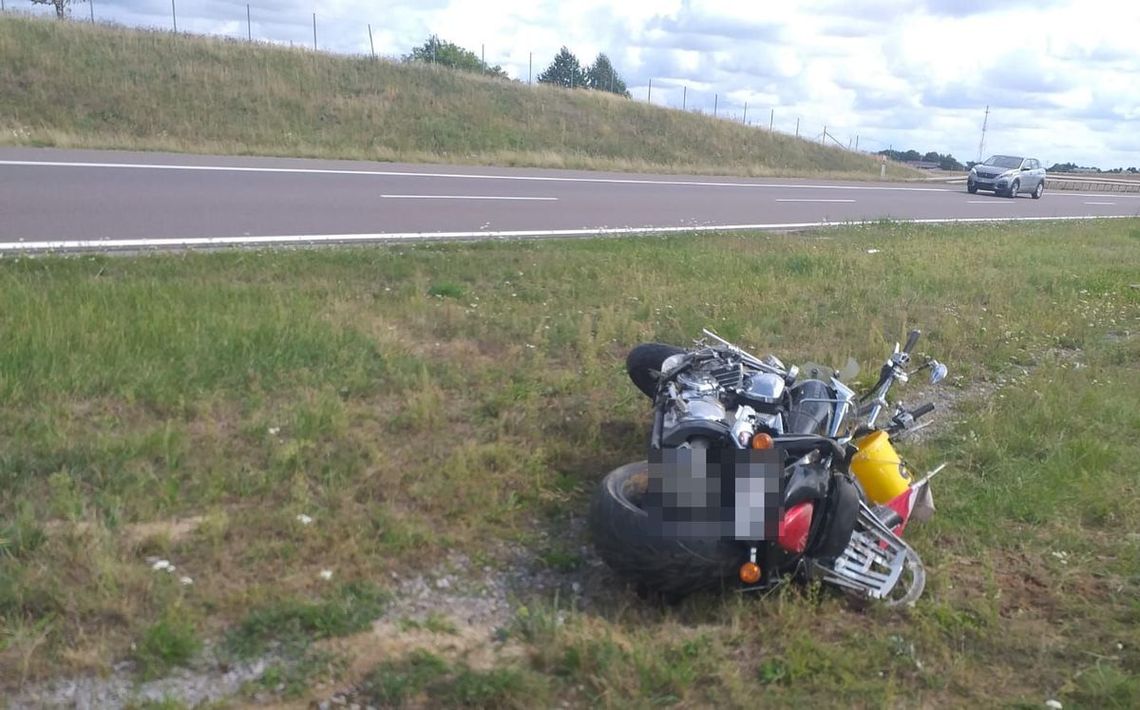 Stracił panowanie nad motocyklem, zjechał z drogi i przewrócił się. Motocyklista zginął mimo próby reanimacji