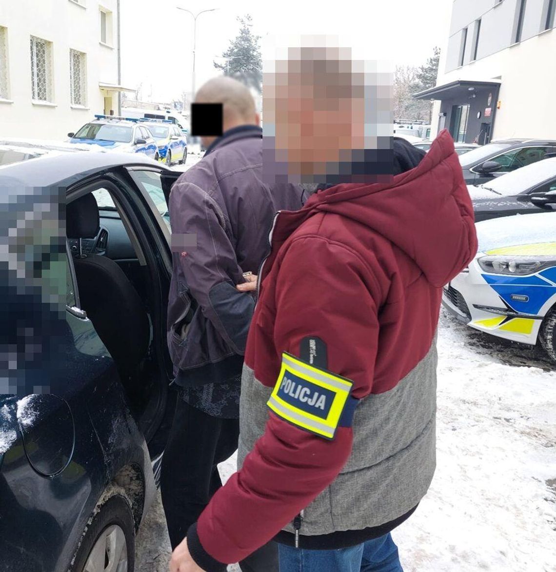 Straszył koleżankę, że spali jej auto, jak nie da mu pieniędzy. Chciał kilkadziesiąt tysięcy