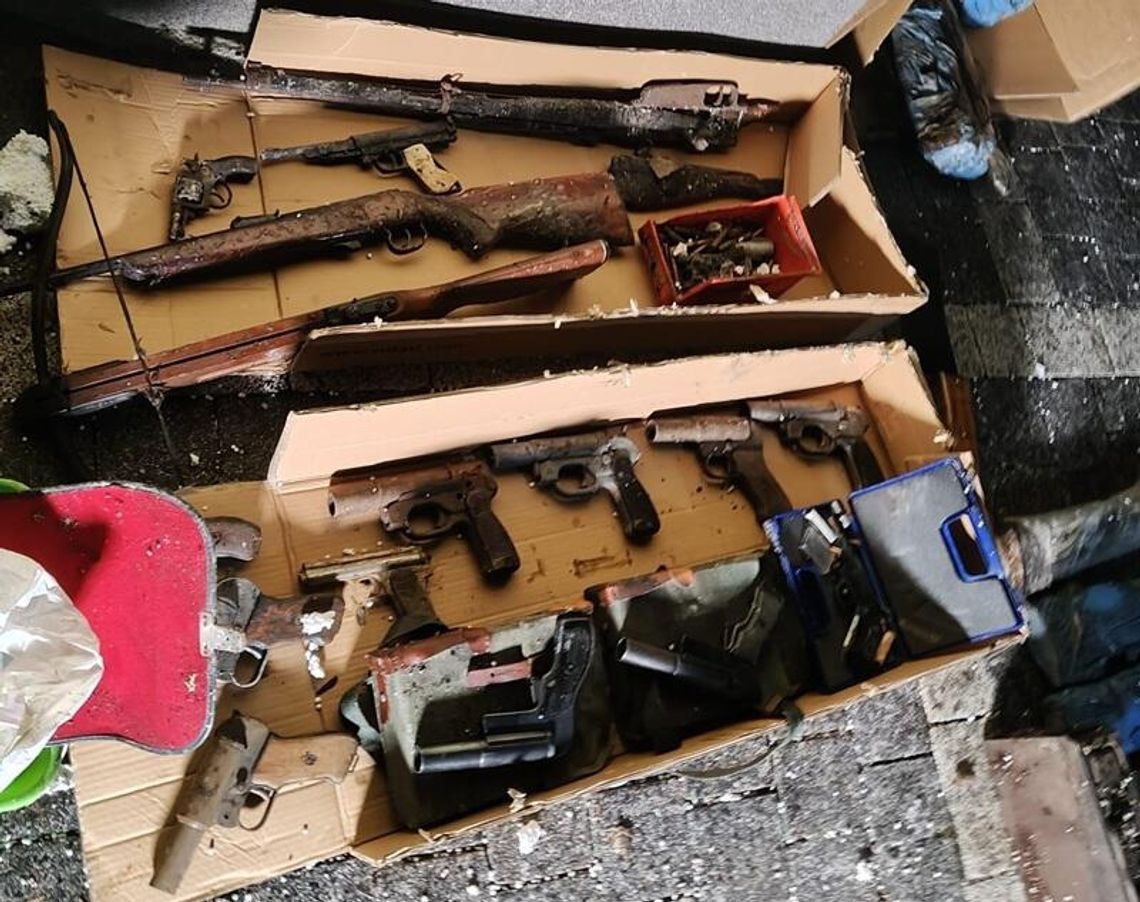 Strażacy znaleźli pistolet w spalonej altance. Okazało się, że to dopiero początek Strażacy znaleźli pistolet w spalonej altance. Okazało się, że to dopiero początek