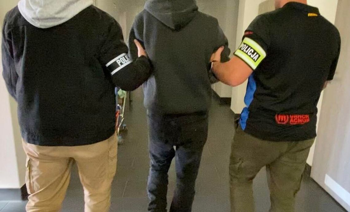 Strzały przerwały lekcje w szkole. Mężczyzna celował w okna. Został zatrzymany przez policję Strzały przerwały lekcje w szkole. Mężczyzna celował w okna. Został zatrzymany przez policję