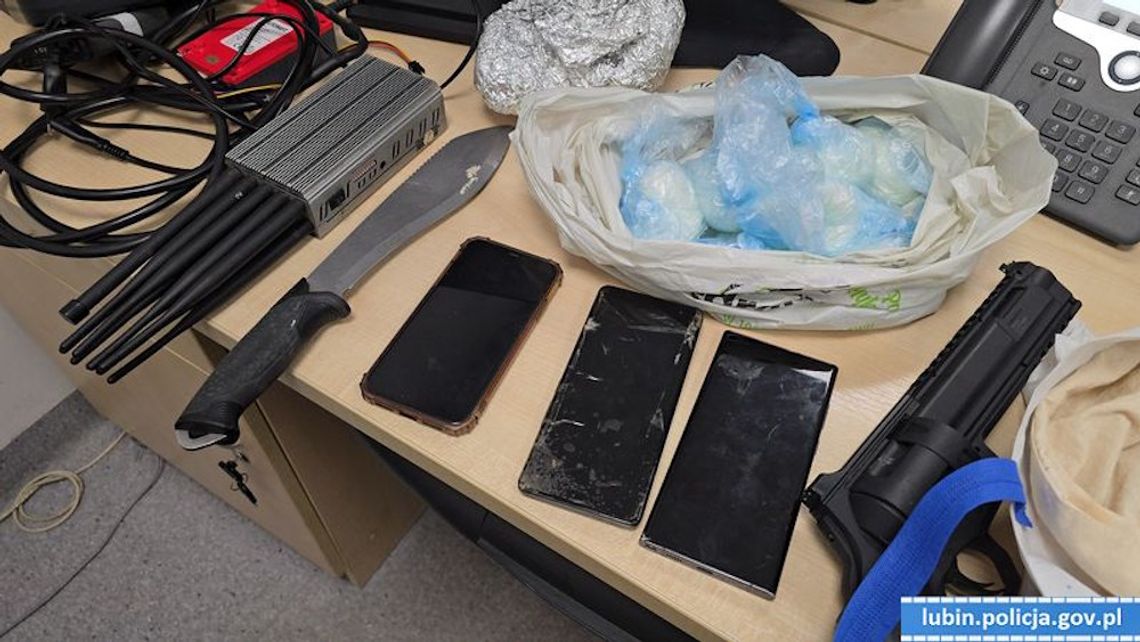 Strzały w witrynę restauracji i narkotyki za 75 tysięcy złotych. 25-latek w areszcie