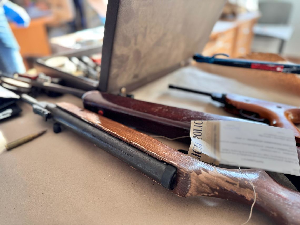 Strzelał z broni do policjantów i próbował uciec do lasu. Mundurowi zatrzymali krewkiego 65-latka Strzelał z broni do policjantów i próbował uciec do lasu. Mundurowi zatrzymali krewkiego 65-latka