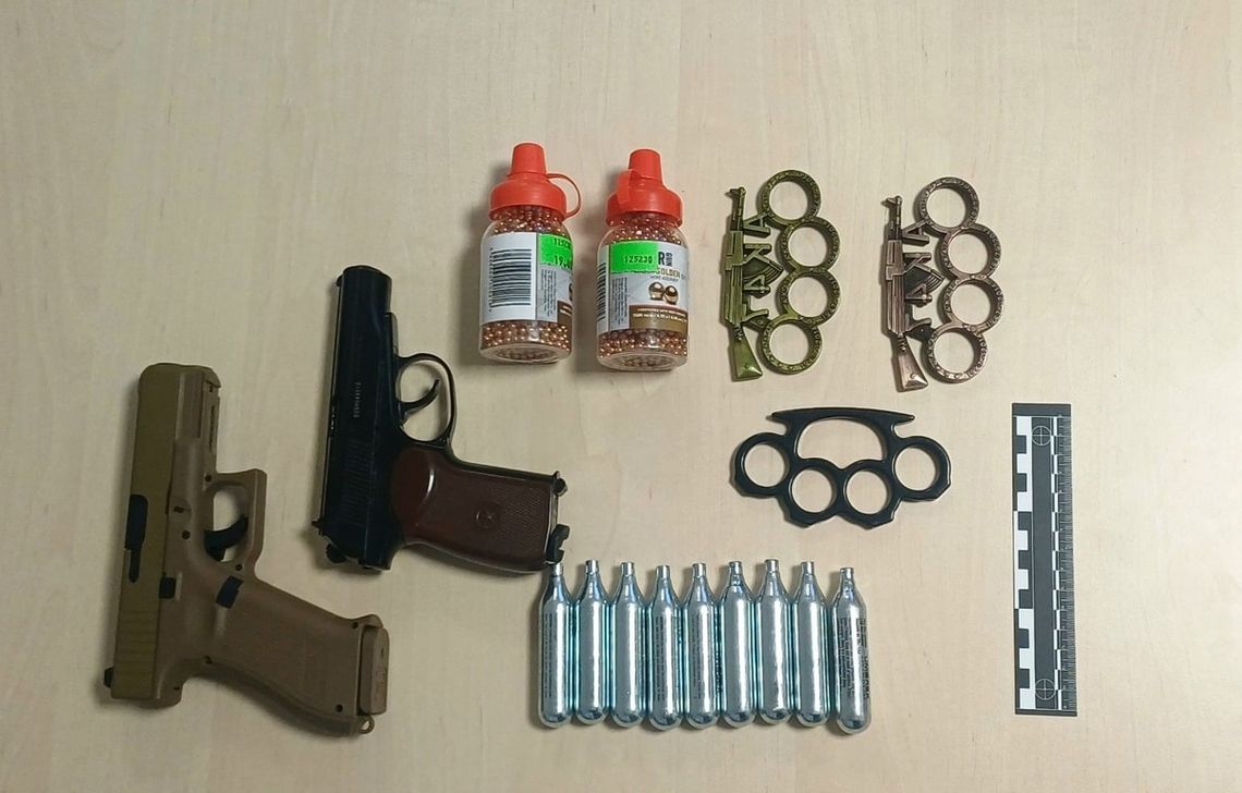 Strzelali do przystanków z broni gazowej. Policjanci zatrzymali trzech młodych mężczyzn
