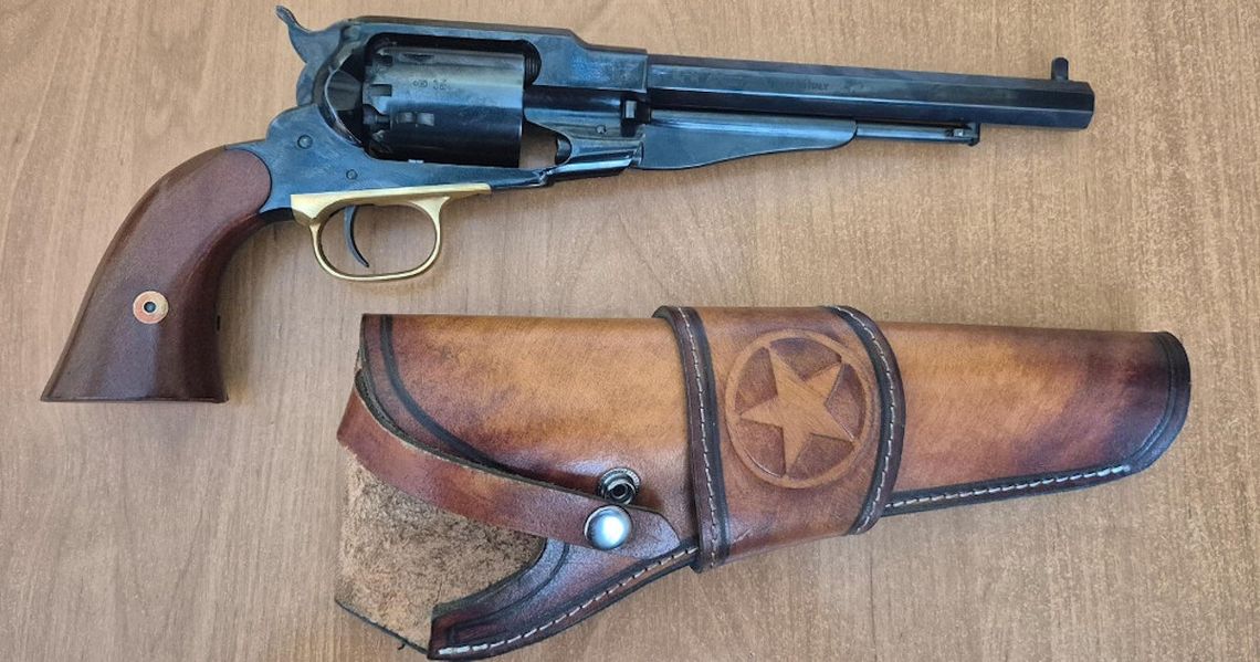 Strzelił z balkonu do budy i zabił swojego psa. Policjantom tłumaczył, że to był przypadek