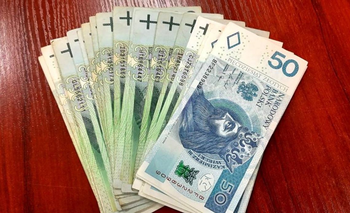 Student znalazł w rynnie zwitek banknotów. Zaniósł na komendę, policja szuka właściciela