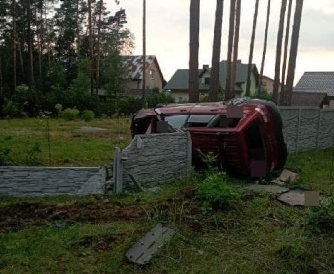 Subaru wypadło z drogi, koziołkowało i uderzyło w betonowy płot. Kierowca nie przeżył wypadku