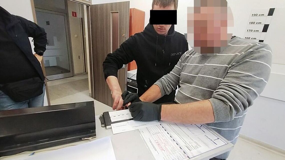 Białoruski "Surfer z S8" aresztowany na trzy miesiące. To on jechał na dachu i biegał nago po drodze. Grozi mu 8 lat Białoruski "Surfer z S8" aresztowany na trzy miesiące. To on jechał na dachu i biegał nago po drodze. Grozi mu 8 lat