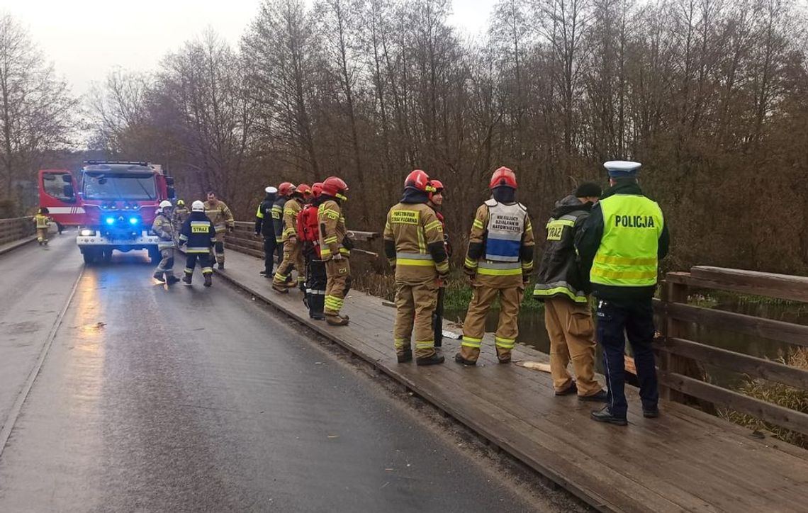 Suzuki przebiło barierki i spadło z mostu do rzeki. Kierowcę zgubiła nadmierna prędkość [FOTO]