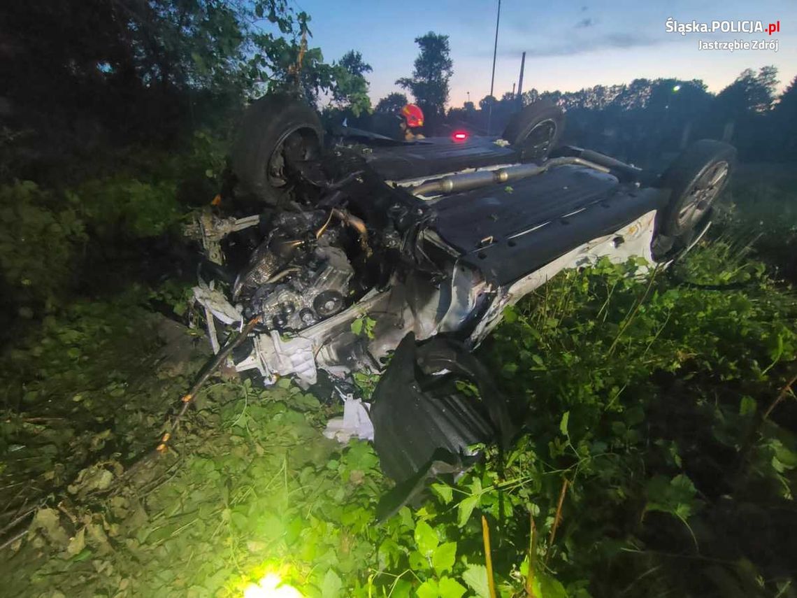 Suzuki wypadło z drogi, uderzyło w drzewo, dachowało i wbiło się w kolejne drzewo. Kierowca zginął na miejscu [FOTO]