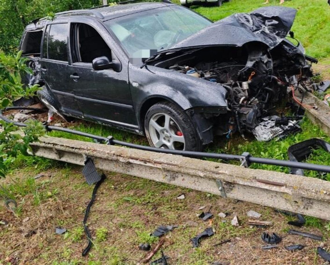 Świadek najpierw usłyszał huk, potem zobaczył rozbite auto. Pijany 37-latek skasował golfa na słupie energetycznym Świadek najpierw usłyszał huk, potem zobaczył rozbite auto. Pijany 37-latek skasował golfa na słupie energetycznym
