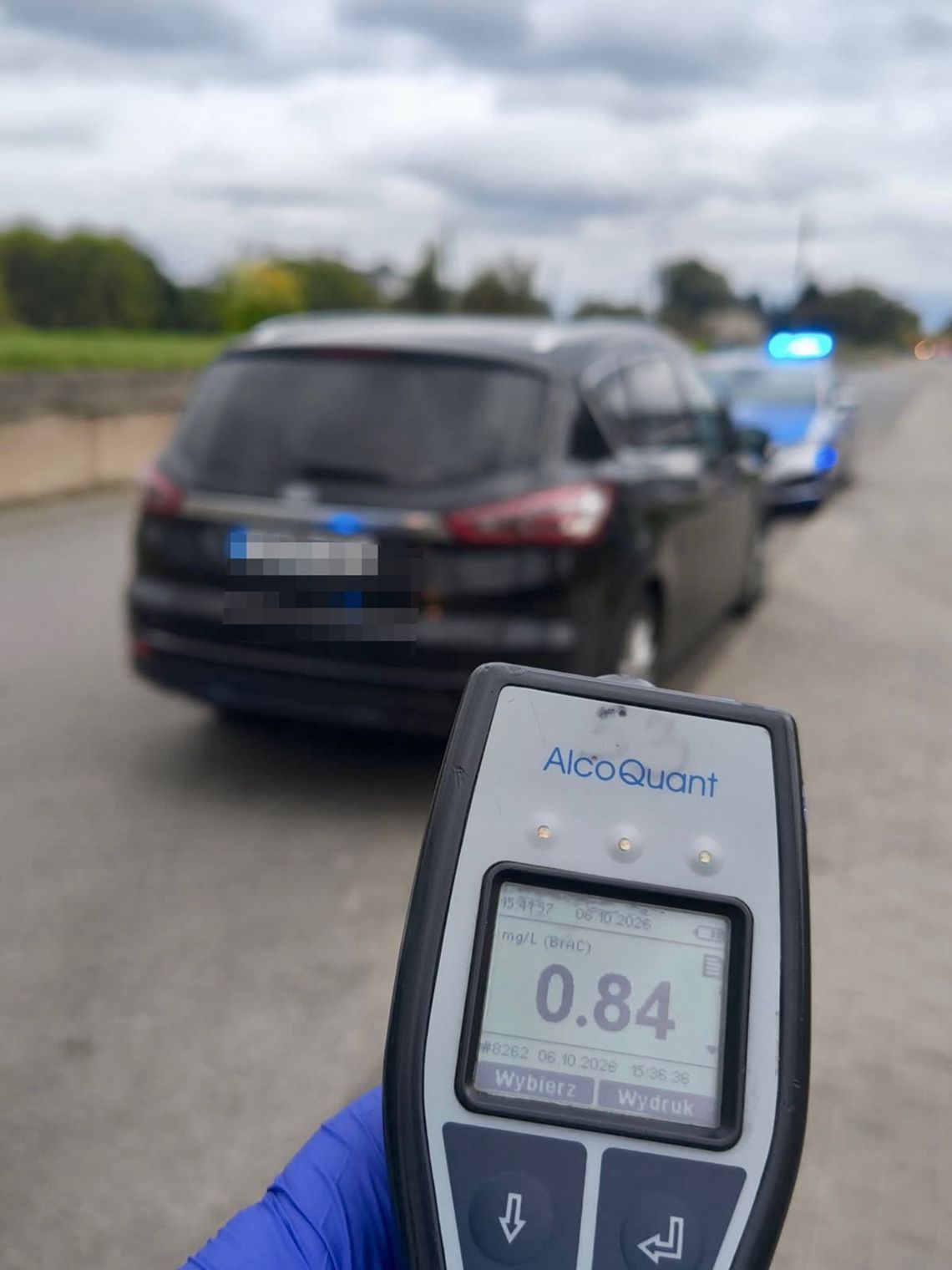 Świadkowie próbowali zatrzymać pijanego kierowcę, który przyjechał na stację z dzieckiem. Uciekając, uderzył w bankomat Świadkowie próbowali zatrzymać pijanego kierowcę, który przyjechał na stację z dzieckiem. Uciekając, uderzył w bankomat
