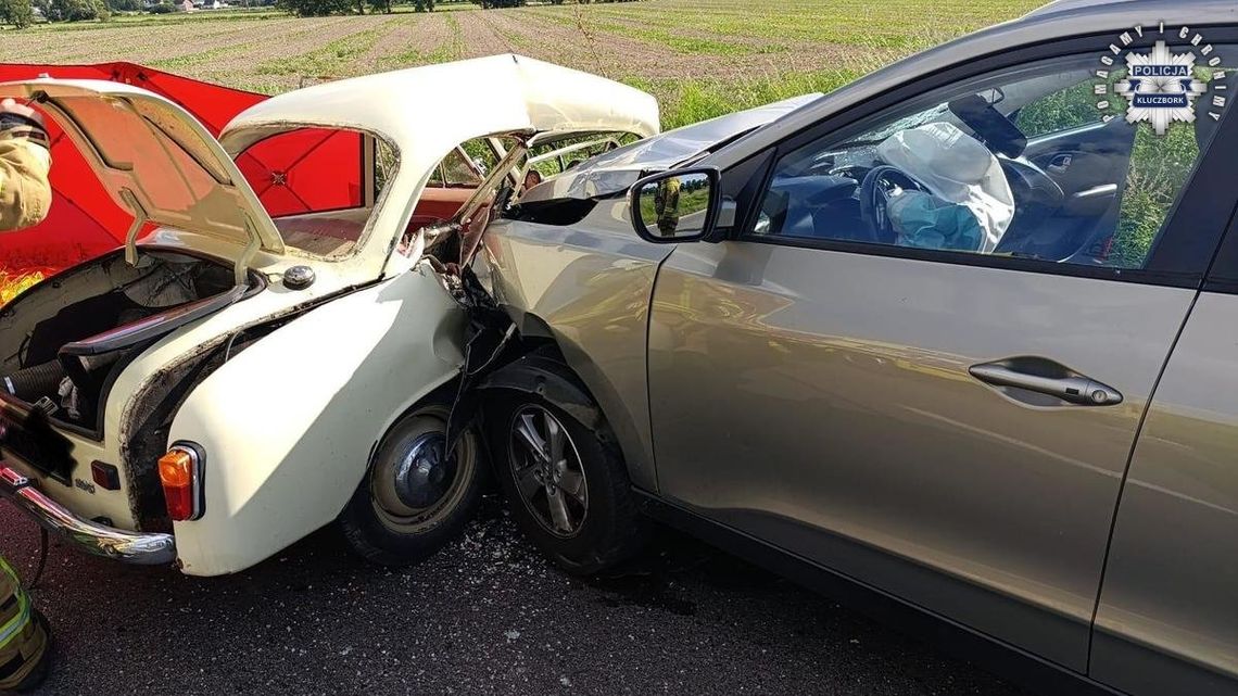 Syrena zmiażdżona po zderzeniu z hyundaiem. Kierowca i pasażer zginęli na miejscu