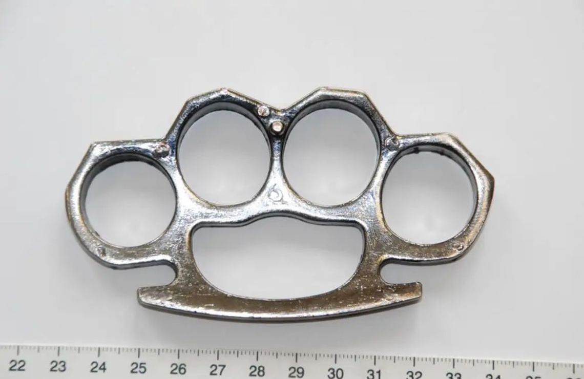 Szajka nastolatków napadła ludzi na ulicy. Grożąc kastetem wymusili pieniądze od 15 i 19-latka