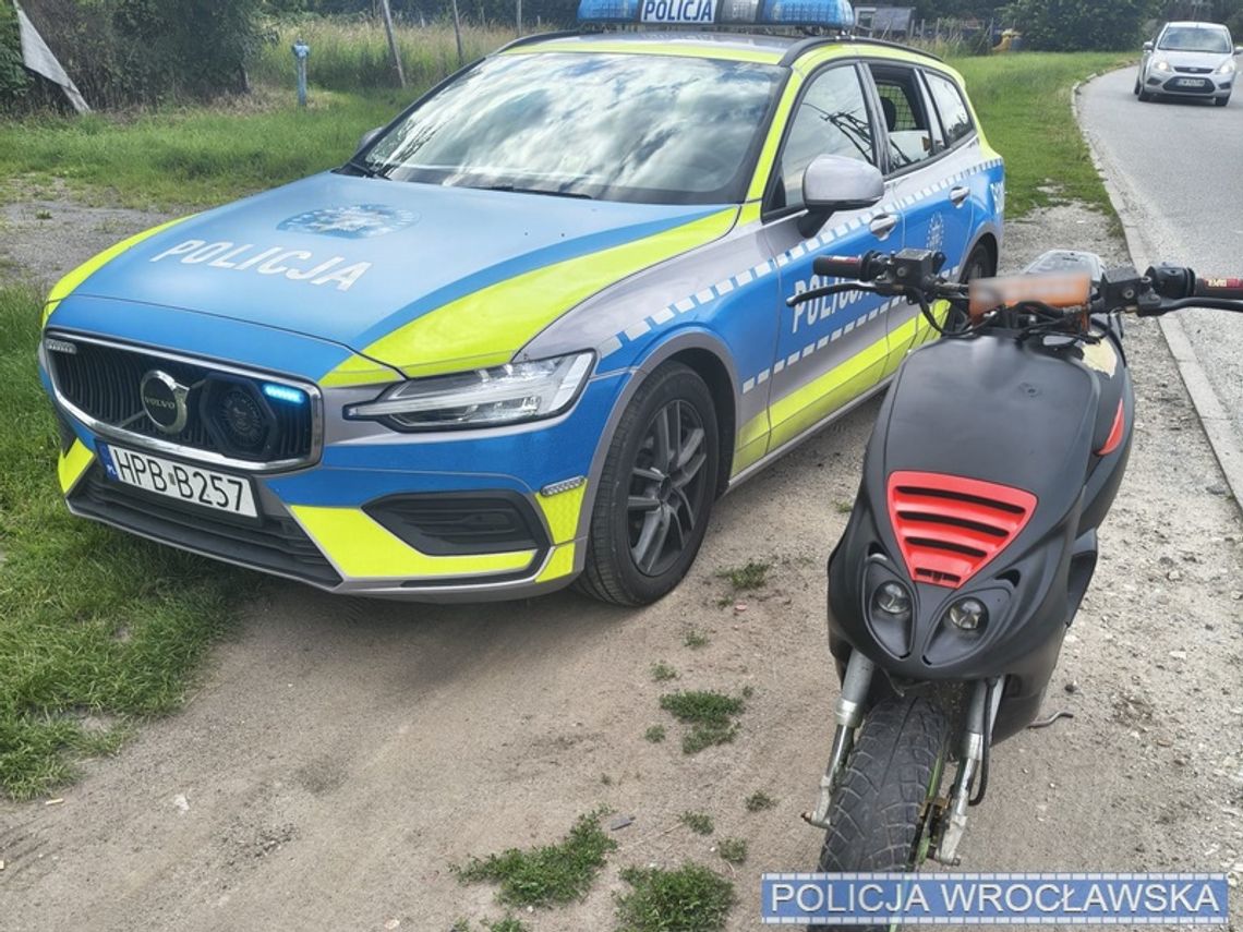 Szalał skuterem na jednym kole, a potem błagał policjantów, żeby mu odpuścili. Na miejsce przyjechała matka Szalał skuterem na jednym kole, a potem błagał policjantów, żeby mu odpuścili. Na miejsce przyjechała matka