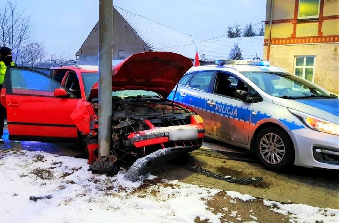 Szaleńcza szarża passatem. Naćpany kierowca spychał radiowóz z drogi, w końcu wjechał w latarnię