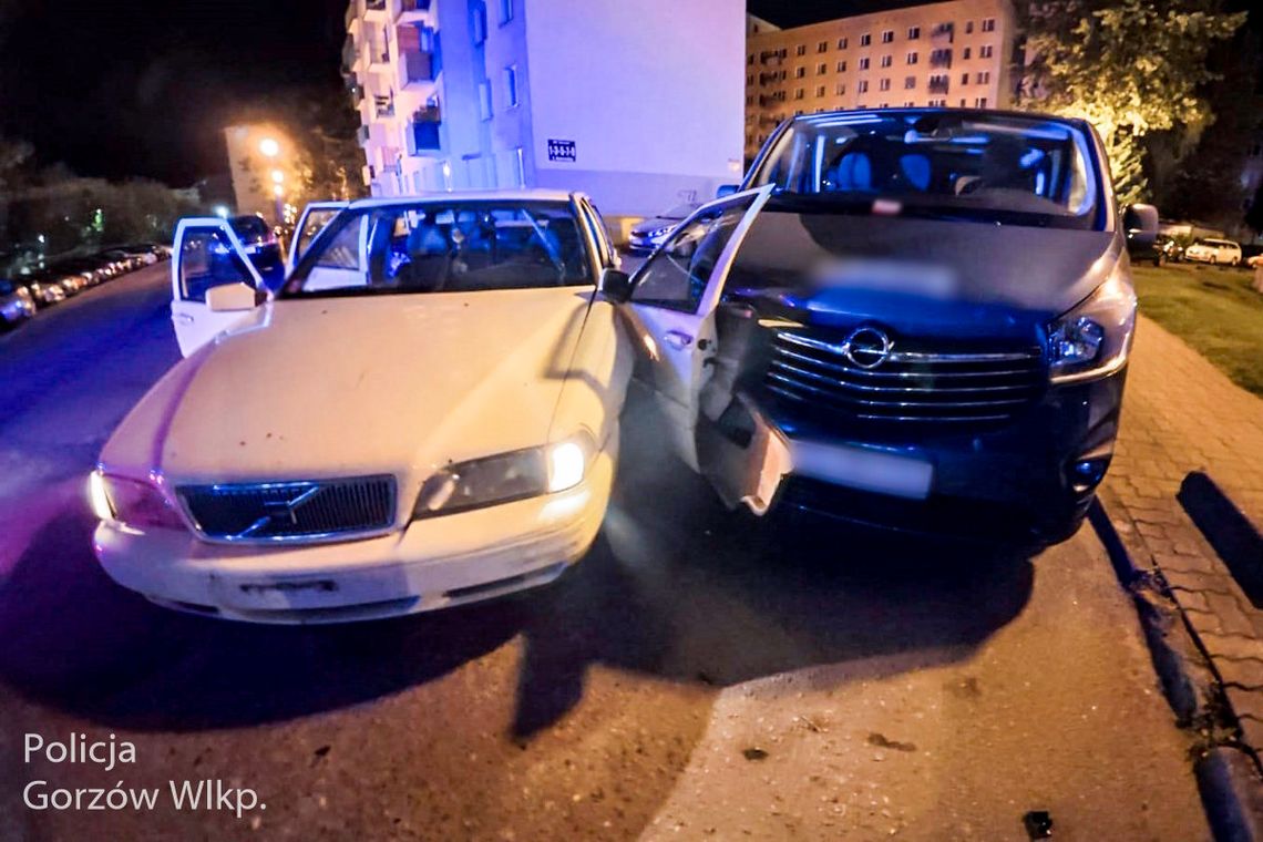 Szaleńcza ucieczka 25-latka. Kierowca volvo uszkodził sześć samochodów i radiowóz policji