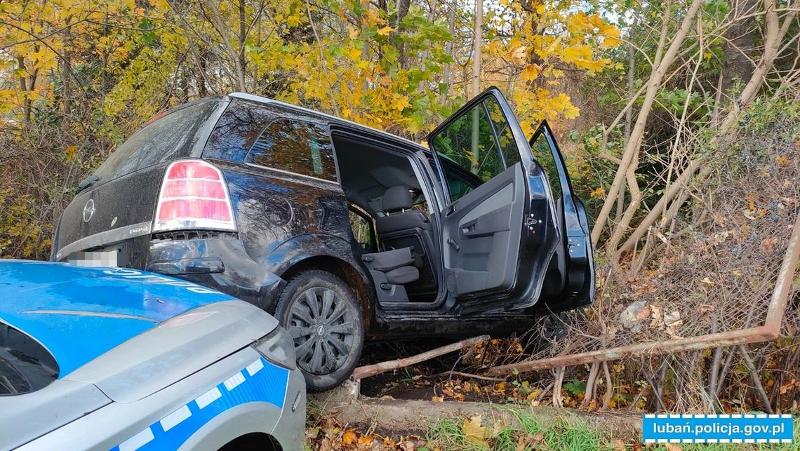 Szaleńcza ucieczka kierowcy opla. Policjanci musieli zepchnąć go radiowozem z drogi Szaleńcza ucieczka kierowcy opla. Policjanci musieli zepchnąć go radiowozem z drogi