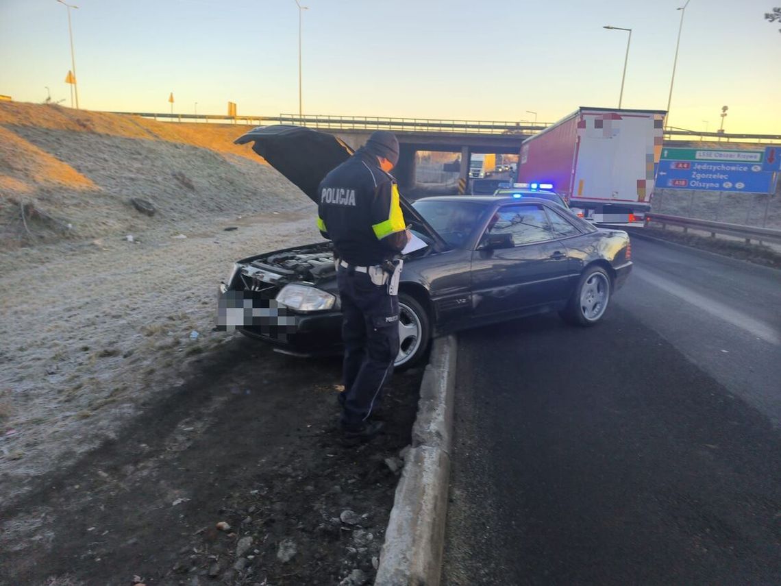 Szaleńcza ucieczka mercedesem przez trzy powiaty i zderzenie z radiowozem. 40-latek był po narkotykach Szaleńcza ucieczka mercedesem przez trzy powiaty i zderzenie z radiowozem. 40-latek był po narkotykach