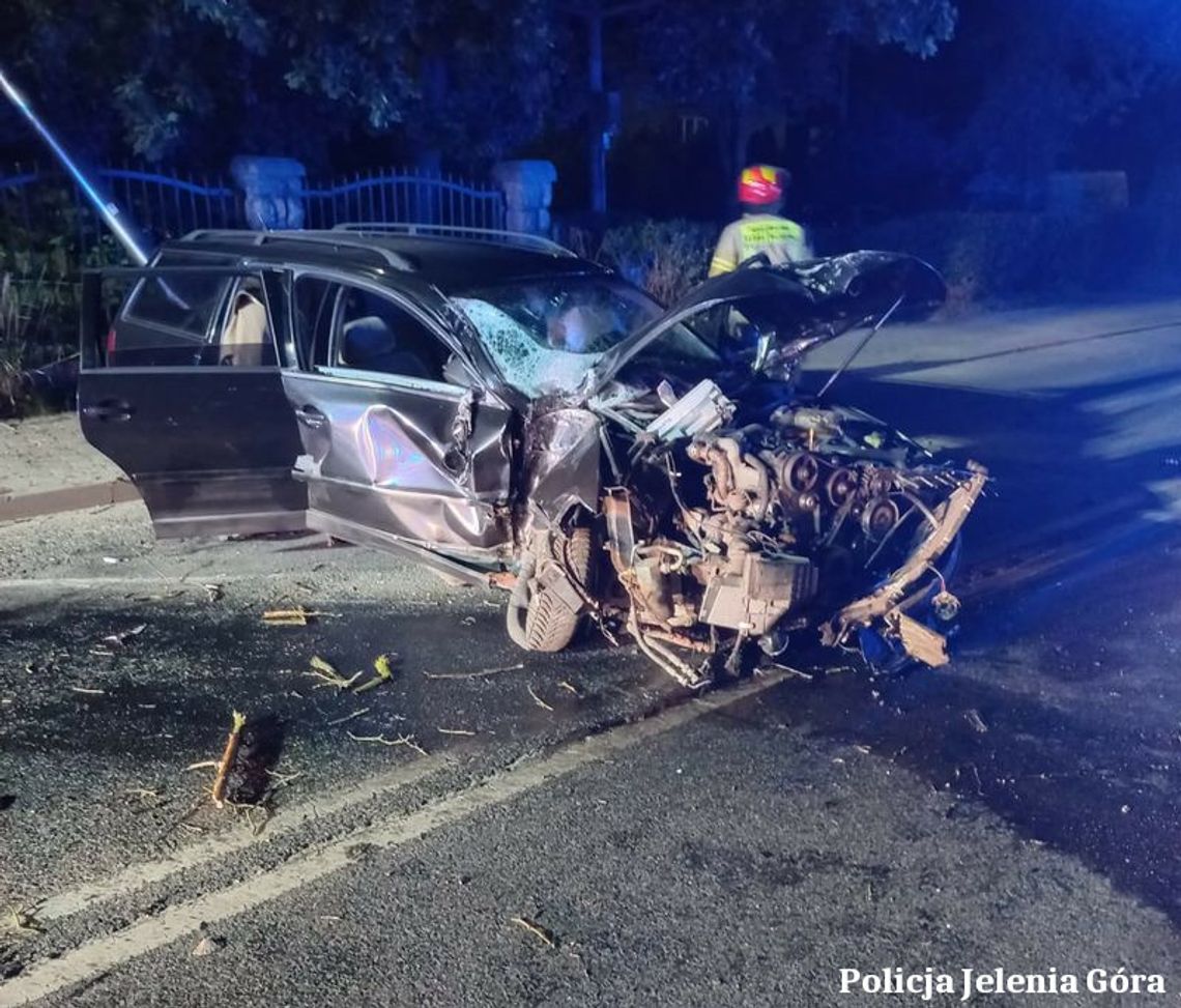 Szaleńcza ucieczka passatem przed policją. Jechał rondem pod prąd, chodnikiem, a potem staranował radiowóz