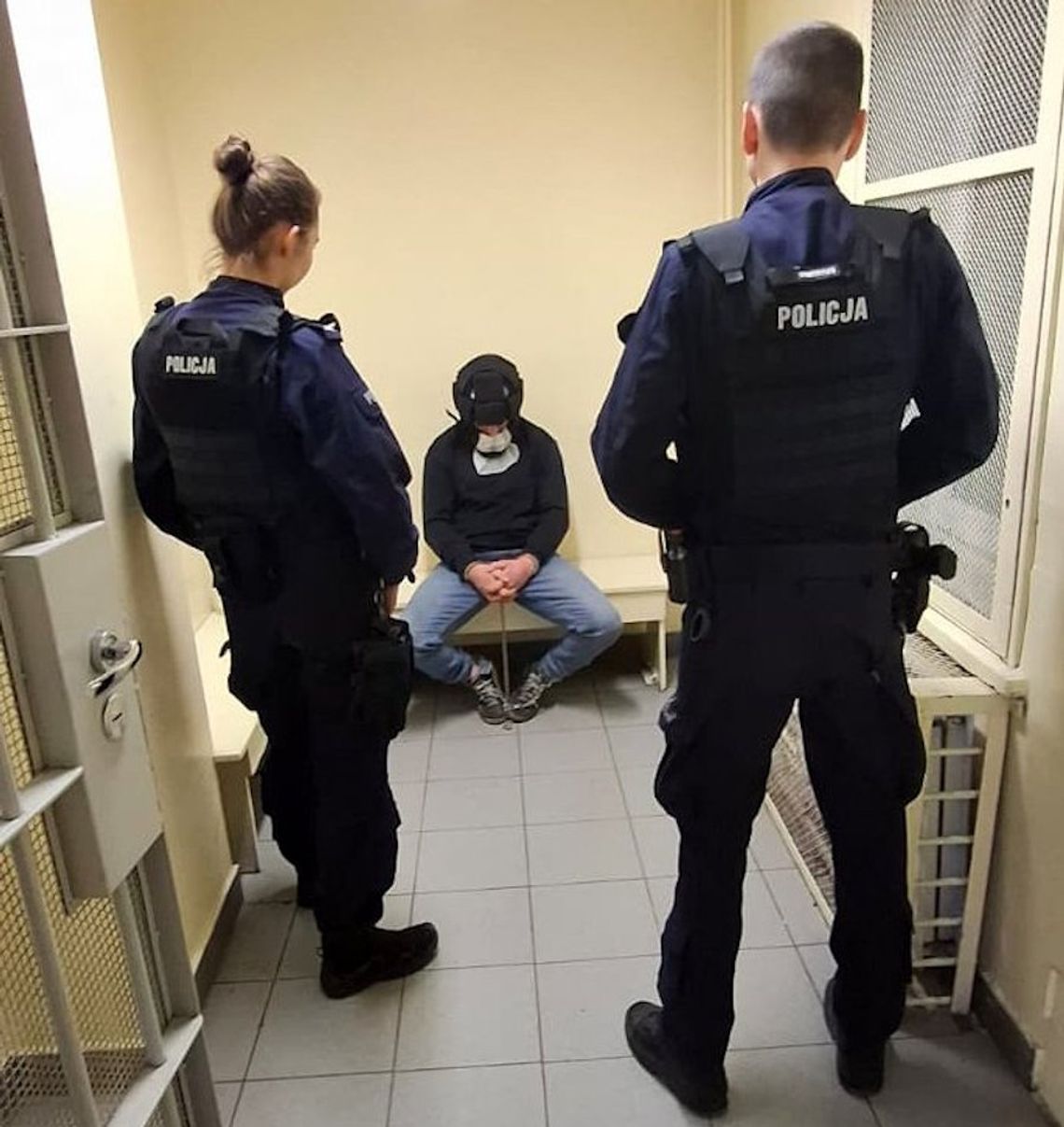 Szaleńcza ucieczka skradzionym tirem! 30-latek staranował auta i próbował uciec pieszo Szaleńcza ucieczka skradzionym tirem! 30-latek staranował auta i próbował uciec pieszo